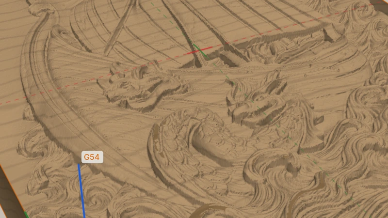 Gros plan sur le relief simulé : la proue du drakkar et les vagues, creusées dans le bois avec sa veinure